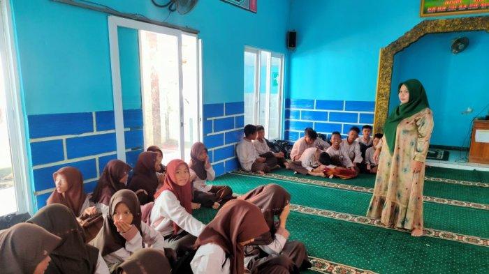 Siswa kelas 7a dan 7b SMPN 1 Jatitujuh Majalengka belajar di masjid usai ruang kelasnya terbakar pada Kamis (27/7/2023) malam