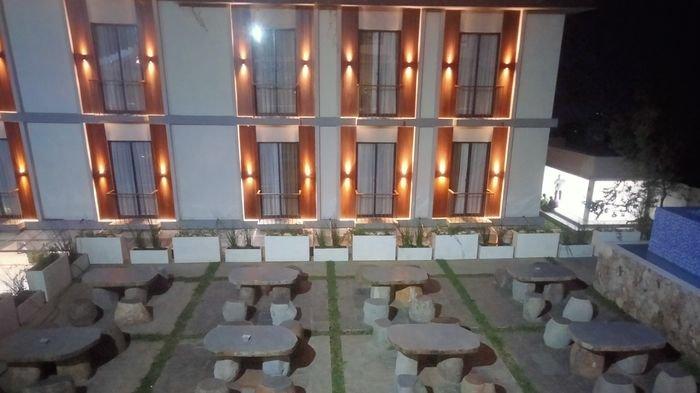 Nuansa estetik di Sky Teras yang berada di Guest House The Icon, kawasan wisata Palutungan, Kuningan.