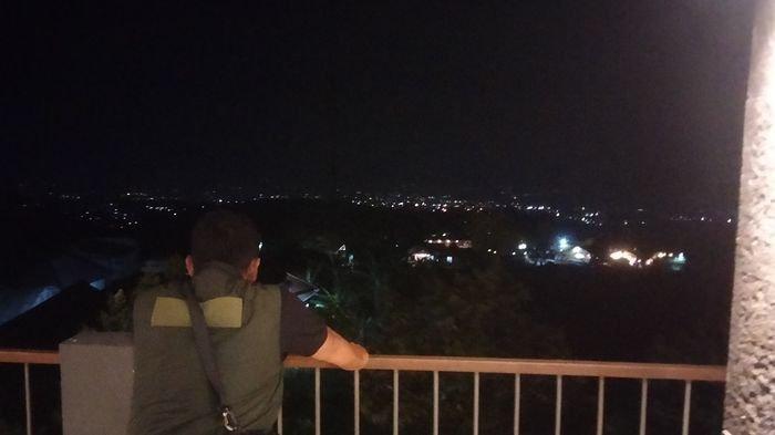 Pemadangan city light saat malam hari dilihat dari Sky Teras yang berada di Guest House The Icon, kawasan wisata Palutungan, Kuningan.