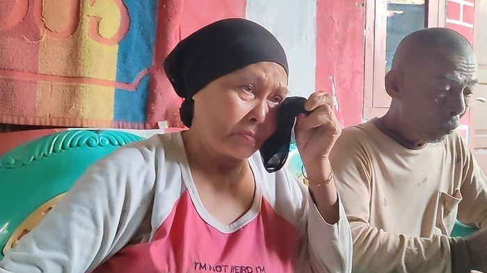 Sopiyah (56) saat menangis membayangkan anaknya yang ternyata masih hidup di kediamannya di Desa Pranggong, Kecamatan Arahan, Kabupaten Indramayu, Senin (5/2/2024).