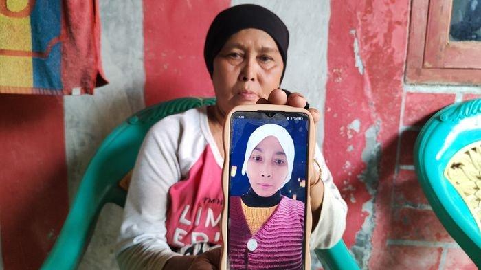 Sopiyah (56) saat menunjukan foto anaknya Masiroh (42) yang masih hidup di negara Suriah, Senin (5/2/2024).
