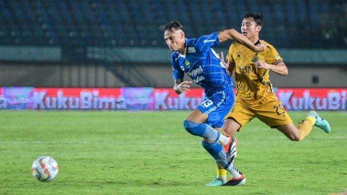 Gelandang Persib Bandung Stefano Beltrame saat melawan Bhayangkara FC, Kamis (29/3/2024).