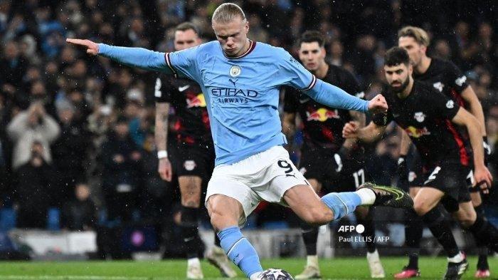 Striker Manchester City Erling Haaland menembak dari titik penalti untuk mencetak gol pembuka tim selama pertandingan sepak bola babak 16 besar Liga Champions UEFA antara Manchester City dan RB Leipzig di Stadion Etihad di Manchester, Inggris barat laut, pada 14 Maret , 2023.