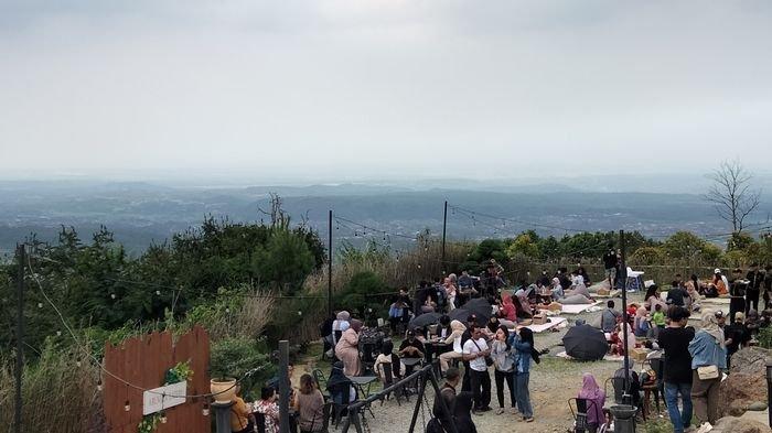 Suasana Arunika Eatery kawasan kuliner di kaki Gunung Ciremai, yang terletak di Desa Cisantana, Kecamatan Cigugur, Kuningan, Minggu (2/7/2023).