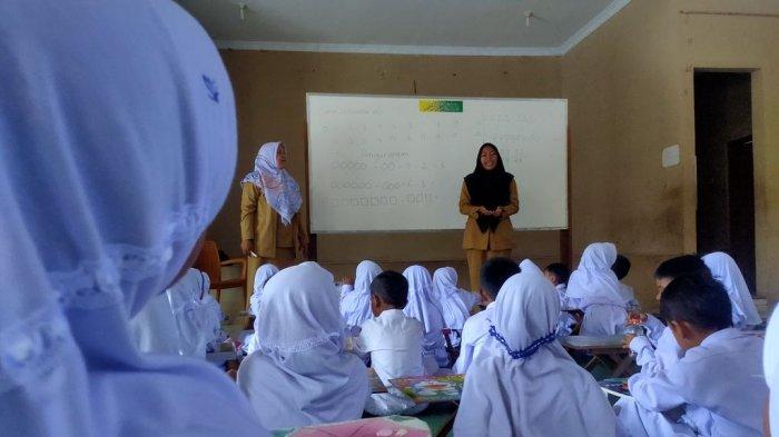 Suasana KBM di SDN 1 Kedungdawa di Desa Kedungdawa, Kecamatan Kedawung, Kabupaten Cirebon buntut ruang kelas I ambruk usai hujan terjadi pada Jumat (17/11/2023) malam