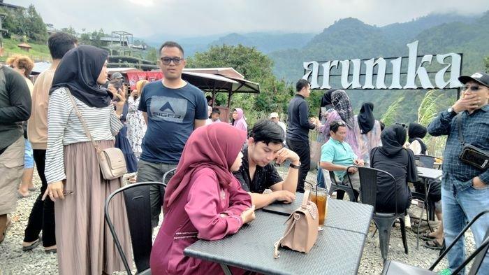 Suasana di Arunika Eatery, tempat wisata kuliner di kaki Gunung Ciremai, yang terletak di Desa Cisantana, Kecamatan Cigugur, Kuningan. Minggu (2/7/2023).