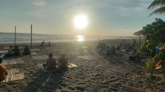Suasana keindahan sunset di Pantai Pangandaran. 