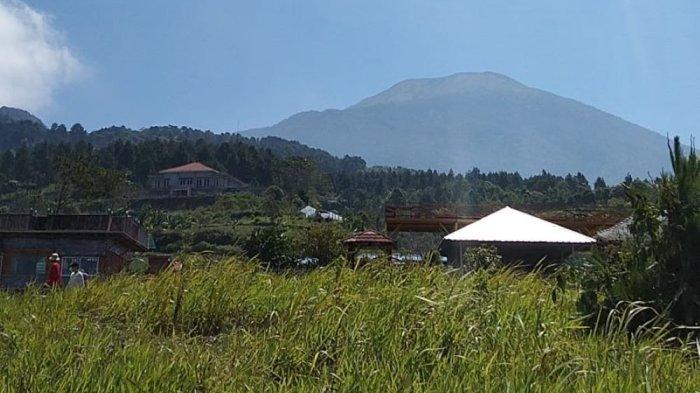 Suasana pembangunan objek wisata milik Bupati Kuningan di kaki Gunung Ciremai