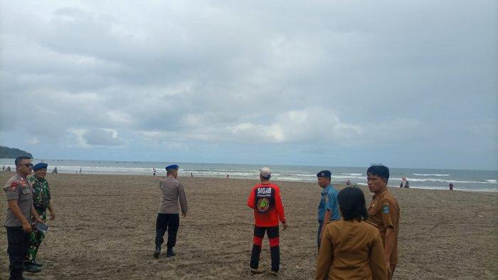 Suasana saat kejadian Ramdani terseret ombak laut dan saat teman-teman korban menunggu di Pos 5 Pantai Barat Pangandaran