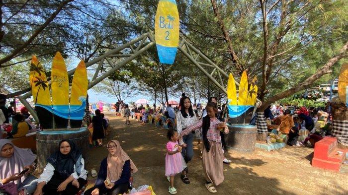Suasana wisatawan saat berlibur di Pantai Bali Indramayu, Minggu (30/6/2024).