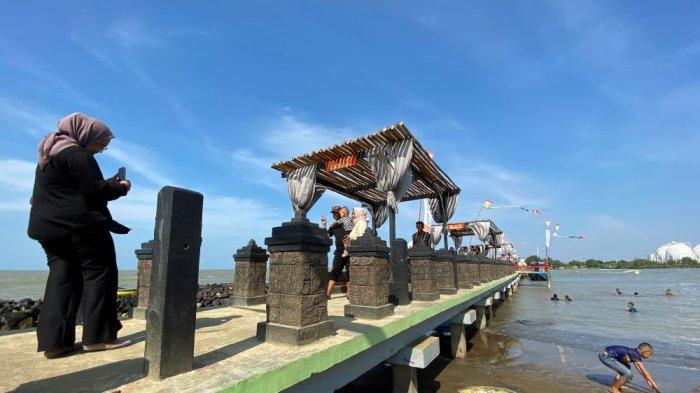 Suasana wisatawan saat berlibur di Pantai Balongan Indah (Bali) Indramayu, Minggu (30/6/2024)