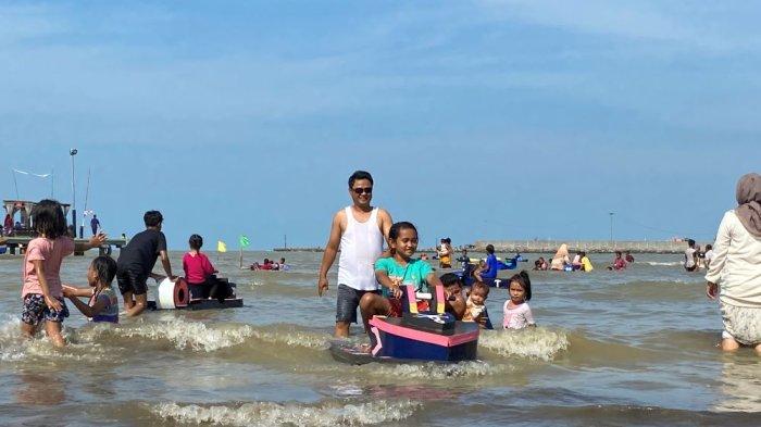 Suasana wisatawan saat berlibur di Pantai Balongan Indah (Bali) Indramayu, Minggu (30/6/2024)