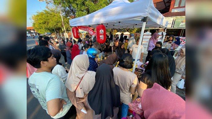 Antrean di Kedai Sushi Parasmanan Indramayu yang ada di Alun-alun Puspawangi.