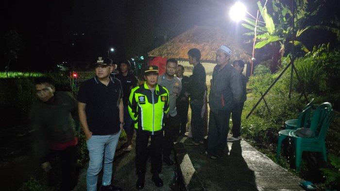 Polisi saat mendatangi TKP hansip meninggal, Jumat (24/5/2024) malam. Ternyata dalang pembunuhan hansip itu adalah istrinya.