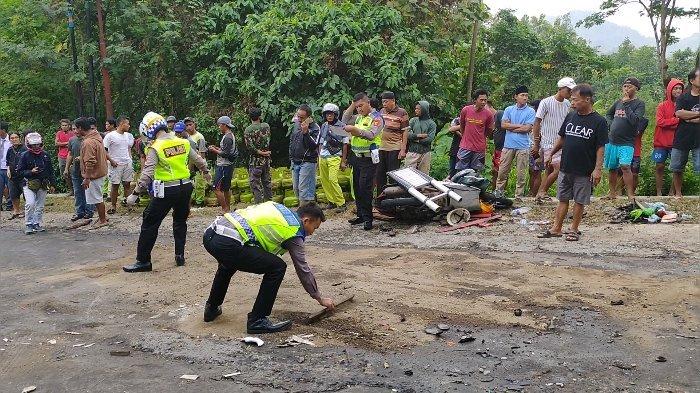 Polisi melakukan penanganan di TKP kecelakaan maut di Cigasong, Majalengka.