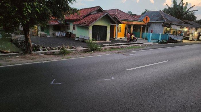 Lokasi kecelakaan maut pikap menabrak pohon di Jalur Pantura Indramayu, Senin (25/3/2024). Empat orang meninggal dalam peristiwa ini.