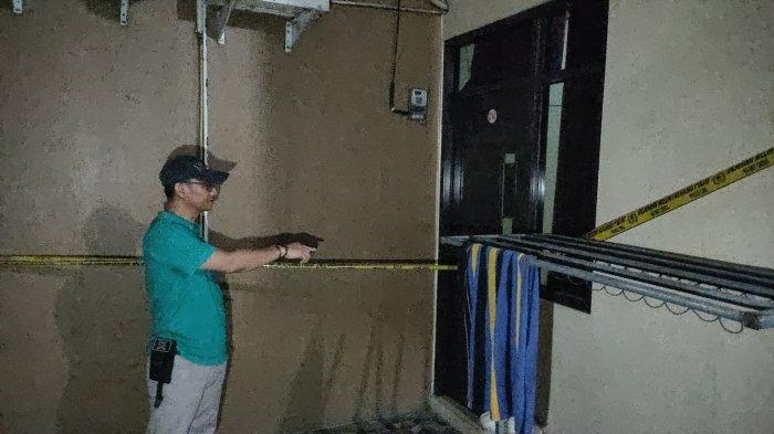 Potret terkini di depan kamar perempuan muda yang ditemukan tewas di sebuah indekos di Blok Pulomas, Desa/Kecamatan Kedawung, Kabupaten Cirebon usai dilakukan olah TKP oleh tim Inafis Polres Cirebon Kota, Kamis (9/5/2024) malam.