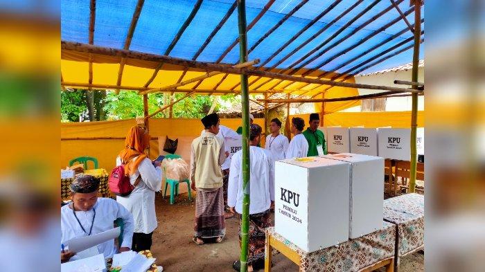 Suasana di Tempat Pemungutan Suara (TPS) 65, Kampung Benda Kerep, Kelurahan Argasunya, Kecamatan Harjamukti, Kota Cirebon, semakin ramai menjelang pencoblosan, Rabu (14/2/2024).