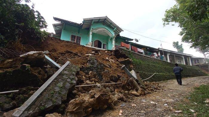 TPT depan rumah Atih di Kampung Pasir Masigit, Desa Cipeuteuy, Kecamatan Kabandungan ambrol akibat gempa bumi, rumahnya nyaris tergerus, Jumat (8/12/2023).