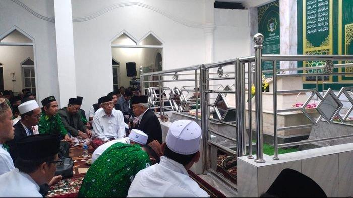 Tahlil Akbar yang digelar di makam salah seorang pendiri Nahdlatul Ulama KH Abdul Chalim Leuwimunding yang terletak di Pondok Pesantren Sabilul Chalil. Tahlilan dipimpin Ketua Umum PP Pergunu KH Asep Saifuddin Chalim yang juga putera KH Abdul Chalim.