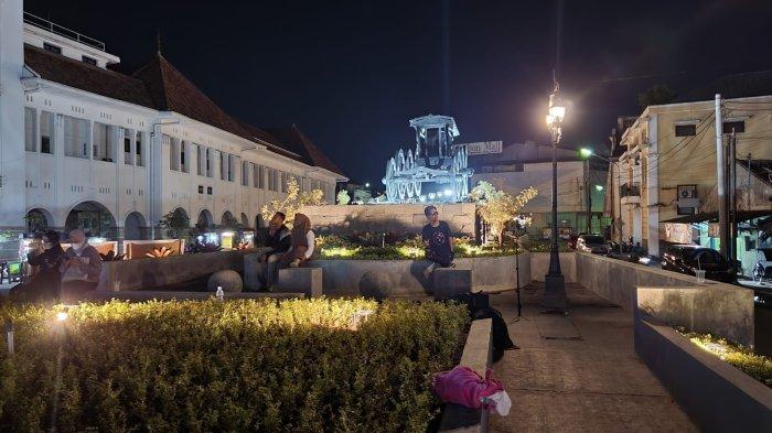 Taman Pedati Gede di malam hari. Taman ini baru beberapa hari diresmikan dan langsung diserbu warga.