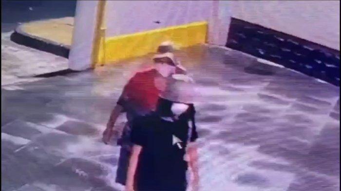Tangkapan layar dua sosok wanita diduga pencuri dua patung pengawal Kwan Sing Tee Koen di Vihara Welas Asih, Jalan Kantor, Kota Cirebon, dilaporkan hilang pada Minggu (12/1/2025) malam, yang terekam kamera CCTV