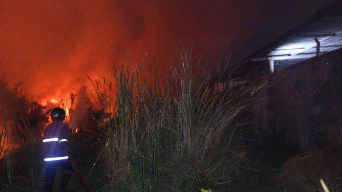 Tangkapan layar sebuah lahan kosong di dekat pabrik makanan ringan wilayah Kecamatan Pangenan, Kabupaten Cirebon terbakar, Senin (6/11/2023)