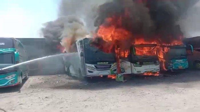 Tangkapan layar sejumlah bus di garasi PO Sahabat di Kabupaten Cirebon terbakar pada Rabu (18/10/2023)