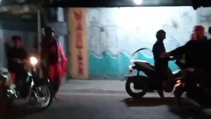 Tangkapan layar video adanya aksi tawuran di Jalan Raya Kesunean, Kecamatan Lemahwungkuk, Kota Cirebon