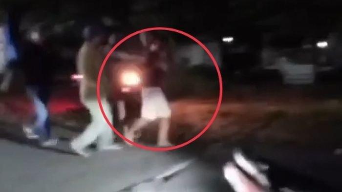 Tangkapan layar video warga yang viral, tampak seorang jambret di Desa Majasuka, Kecamatan Palasah, Kabupaten Majalengka sedang digiring oleh warga menuju balai desa setempat, Jumat (14/7/2023) malam.