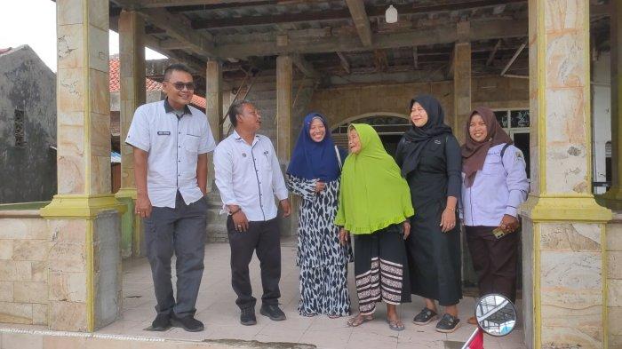 Setelah 23 tahun tak berjejak dan dinyatakan meninggal, Tarsinah (38) (ketiga dari kiri), anak ketiga dari ibu Sana (80), akhirnya kembali menginjakkan kaki di tanah kelahirannya di Desa Gebang Ilir, Kecamatan Gebang, Kabupaten Cirebon usai bekerja sebagai PMI di Malaysia.