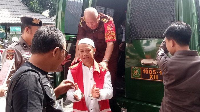 Terdakwa Yosep Hidayah saat tiba di PN Subang