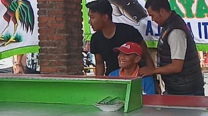 Tersangka Yosep tersenyum saat menjalani rekonstruksi di warung pecel lele, Jalan Cagak, Kabupaten Subang, Jawa Barat, Rabu (22/11/2023).