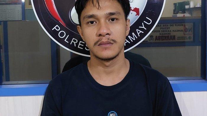 Tersangka pengedar obat terlarang berinisial AM (27) yang berhasil ditangkap Satnarkoba Polres Indramayu