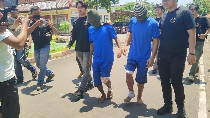 Tersangka perampokan di Desa/Kecamatan Kertasemaya Indramayu saat dihadirkan polisi dalam konferensi pers di Mapolres Indramayu, Jumat (29/3/2024).