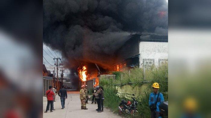 KEBAKARAN PABRIK - Tiga pabrik di kawasan industri Sadang-Rahayu, Desa Rahayu, Kecamatan Margaasih, Kabupaten Bandung terbakar hebat pada Kamis (30/1/2025) sore. Angin kencang membuat api menyebar cepat.