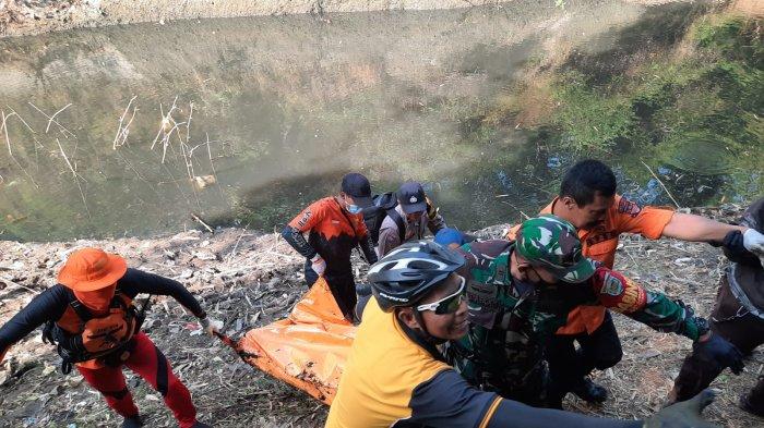 Tim SAR gabungan saat evakuasi korban tenggelam di aliran sungai Curug Orok, Sabtu (22/7/2023)