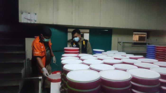 Tim inafis Polrestabes Bandung bersama Kapolsek Batununggal, mengecek langsung ke bagian perusahaan tepatnya bagian catering PT Daese Garmin, di Jalan Ibrahim Adji, Kota Bandung, Jumat (21/7/2023) malam