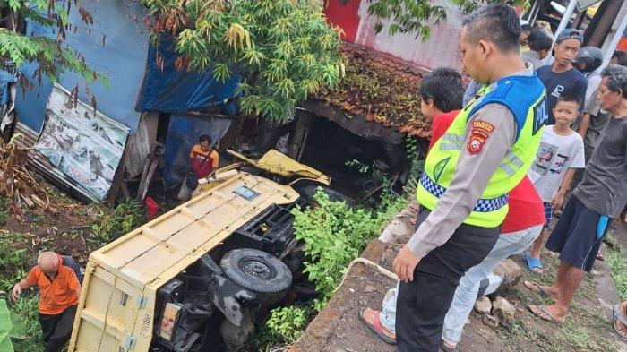 Truk nopol E 8241 BE terperosok masuk ke parit usai menabrak sepeda motor yang berjalan searah di Jalan Raya Cirebon-Bandung, tepatnya jalur arah Palimanan di Desa Kasugengan Lor, Kecamatan Depok, Kabupaten Cirebon, Sabtu (25/11/2023)