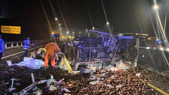 KECELAKAAN DI TOL CIPULARANG - Truk pembawa gula merah yang alami kecelakaan maut di Tol Cipularang KM 93, tepatnya di Kecamatan Sukatani, Kabupaten Purwakarta, Jawa Barat pada Selasa (8/4/2025) dini hari
