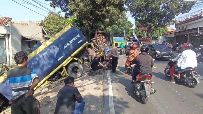 Hilang Kendali Truk Tangki Air Tabrak Dua Kendaraan Di Jalan Raya