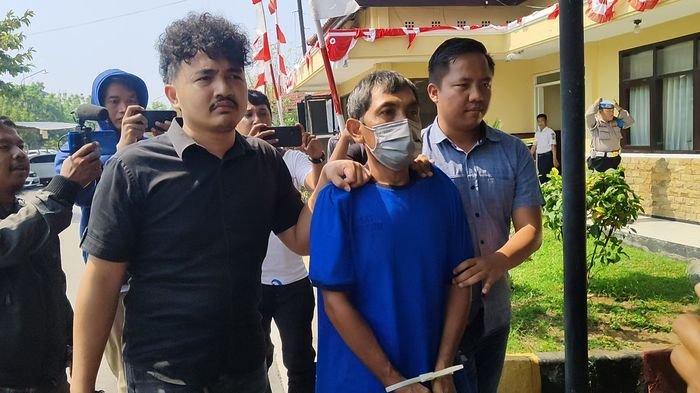 Tukang batagor cabul saat digelandang Polisi dalam konferensi pers di Mapolres Indramayu, Selasa (11/7/2023).
