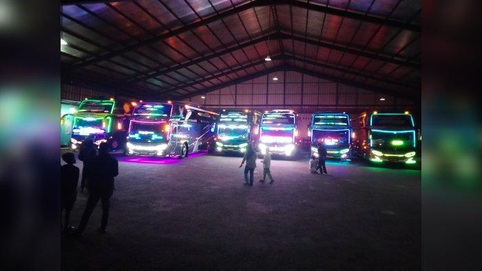 Suasana di pul bus Tunggal Jaya yang menyediakan wisata telolet di seputaran Kuningan.