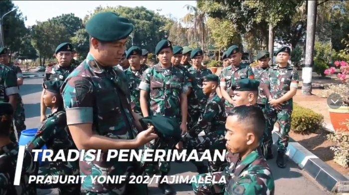 Aksi prajurit TNI hafalan Alquran 30 juz di depan komandannya langsung.