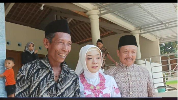 Agus bersama Ayu, istrinya yang beda usia 33 tahun. Mertua tak masalah menantunya lebih tua darinya.