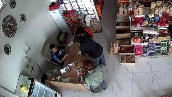 VIDEO VIRAL - Tangkapan layar video viral dua preman saat meminta THR di salah satu toko yang berada di wilayah Kecamatan Cikijing, Kabupaten Majalengka, Rabu (26/3/2025) lalu.