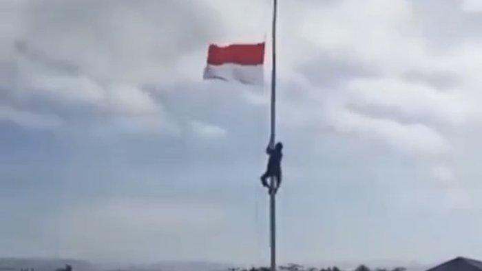 Viral seorang warga nekat memanjat tiang bendera saat upacara peringatan HUT Kemerdekaan RI ke 78 di Kampung Gugunung, Desa Kertajadi, Kecamatan Cidaun, Kabupaten Cianjur, Kamis (17/8/2023)