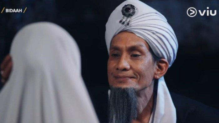 SOSOK WALID - Faizal Hussein, aktor Malaysia yang memerankan tokoh Walid dalam series Bidaah. Series ini tayang di Viu dan menjadi perbincangan hingga viral di media sosial karena jalan ceritanya yang cukup kontroversi, Sabtu (5/4/2025).