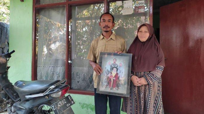 Wagiman dan Tatat Kurniati saat ditemui Tribun di kediamannya di Kampung Neglasari, Desa Mekarsari, Kecamatan Bayongbong, Kabupaten Garut, Jawa Barat, Jumat (11/8/2023)