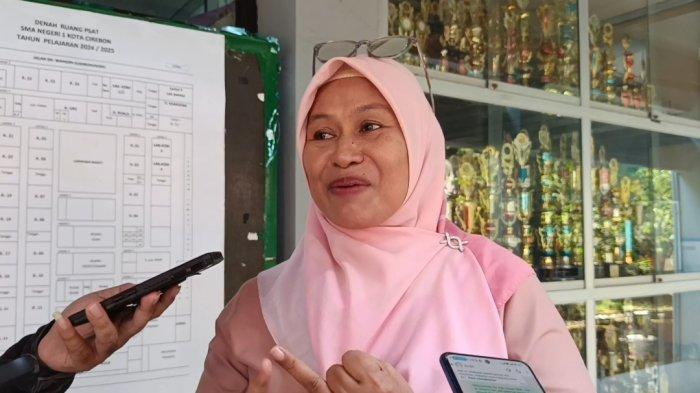 SMAN 1 CIREBON - Wakil Kepala Sekolah Bidang Kesiswaan SMAN 1 Cirebon, Karnengsih. 